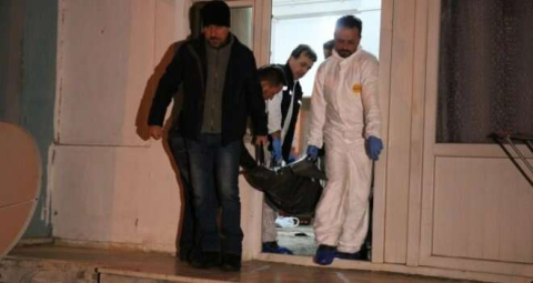 Dehşet! 4 çocuğunun önünde karısının boğazını kesti