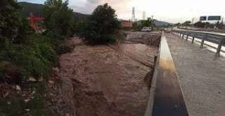 Bursa’da sabah saatlerinde başlayan sağanak yağmur, Uludağ’ın eteklerindeki mahallelerde sele neden oldu.