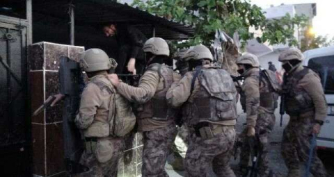 Bursa'da silah tacirlerine şafak operasyonu...Kapıları koç başlarıyla kırdılar