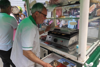 Bursa'da 51 yıldır aynı mesleği yapıyor.Bursalılar büyük ilği gösteriyor