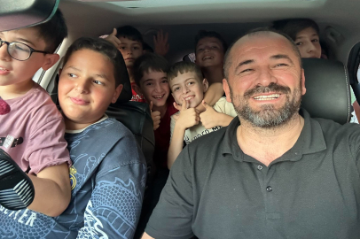 Başkan Aykurt Sağdıçlarıyla halı saha keyfi yaptı.İşte o görüntüler