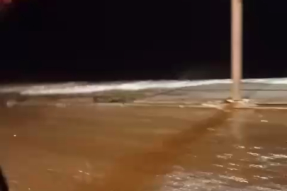 Bursa'da korkulan oldu.Deniz sahilleri yuttu.su ilçe merkezinde bulunan Karayuluna kadar yükseldil