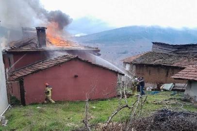 Bursa küçükdeliler Mahallesi'nde ahşap ev küle döndü