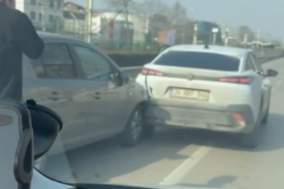 Bursa'da maddi hasarlı kaza! 3 otomobil....