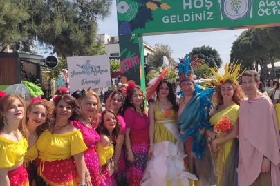 İzmir Alaçatı'da renkli ot festivali