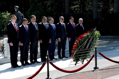 Bakan Yerlikaya'dan Bakü'de Aliyev’in kabrine ziyaret