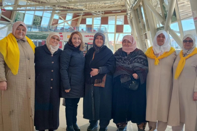 Başkan Tekin umre yolcularını dualarla uğurladı