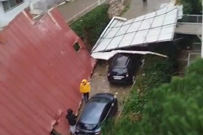 Fırtına nedeniyle uçan çatı araçların üzerine düştü!