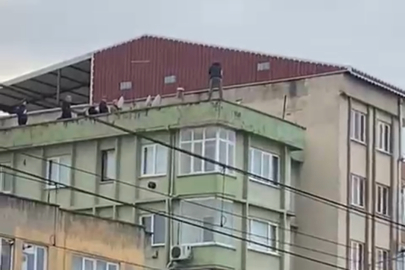 Bursa'da panik anları! 5 katlı binanın çatısına çıktı