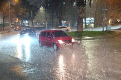 Sağanak yağış Bursa'da etkili oldu