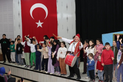 Kartepe’de Minikler Tiyatroyla Eğlendi