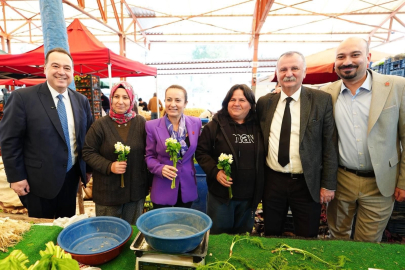 Manisa’da 8 Mart’ta kadınlara çiçek sürprizi