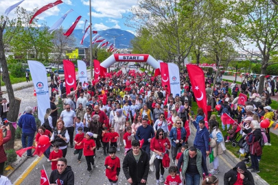Denizli’de 23 Nisan Coşkusu çocuk koşusuyla başladı