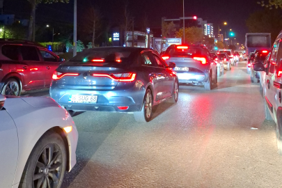 Dağ ilçelerini Bursa'ya bağlayan karayolunda araçlar güçlükle ilerledi...