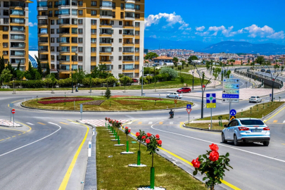 Malatya’da parklar ve kavşaklar çiçeklerle süslendi
