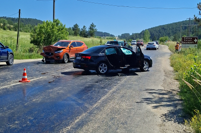 Bursa'nın o dağ ilçesinde 2 otomobil kafa kafaya çarpıştı