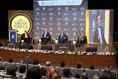 GTÜ Rektörü Başiskele Kariyer Zirvesi’nde gençlerle buluştu