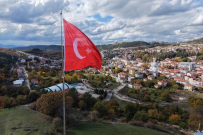 Keles’in simgesi daha da anlam kazanıyor! Zirveye dev bayrak dikildi