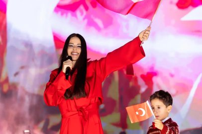 Cumhuriyet'in 103. yılı sahnelerde kutlandı... Simge Yenikapı'da, Murat Dalkılıç Pendik'te sahne aldı