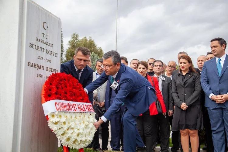 CHP 3. Genel Başkanı  Ecevit'i mezarı başında andı