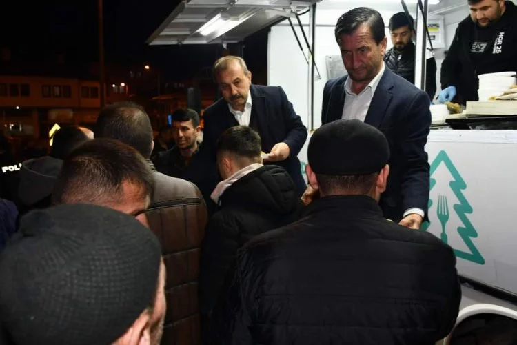 Harmancık'ta Başkan Ataş Kandil simidi dağıttı
